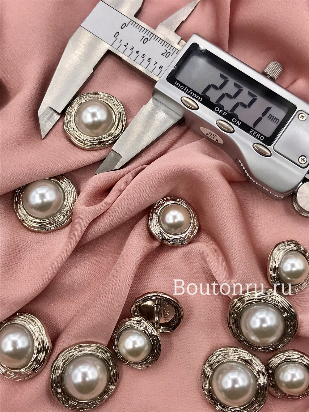 Пуговицы серебристые с жемчугом (с узором)