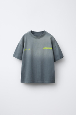 ZARA ФУТБОЛКА С НАДПИСЬЮ И ПРИНТОМ ТАЙ-ДАЙ, СЕРО-СИНИЙ