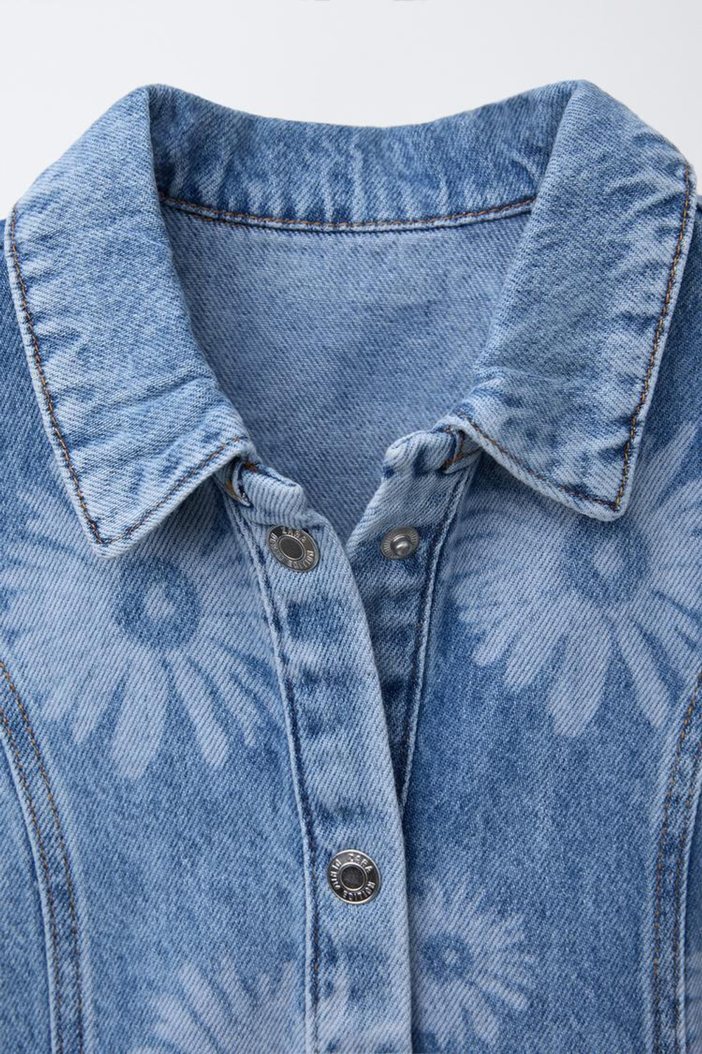 ZARA ДЖИНСОВОЕ ПЛАТЬЕ С ЦВЕТОЧНОЙ ВЫШИВКОЙ, ГОЛУБОЙ