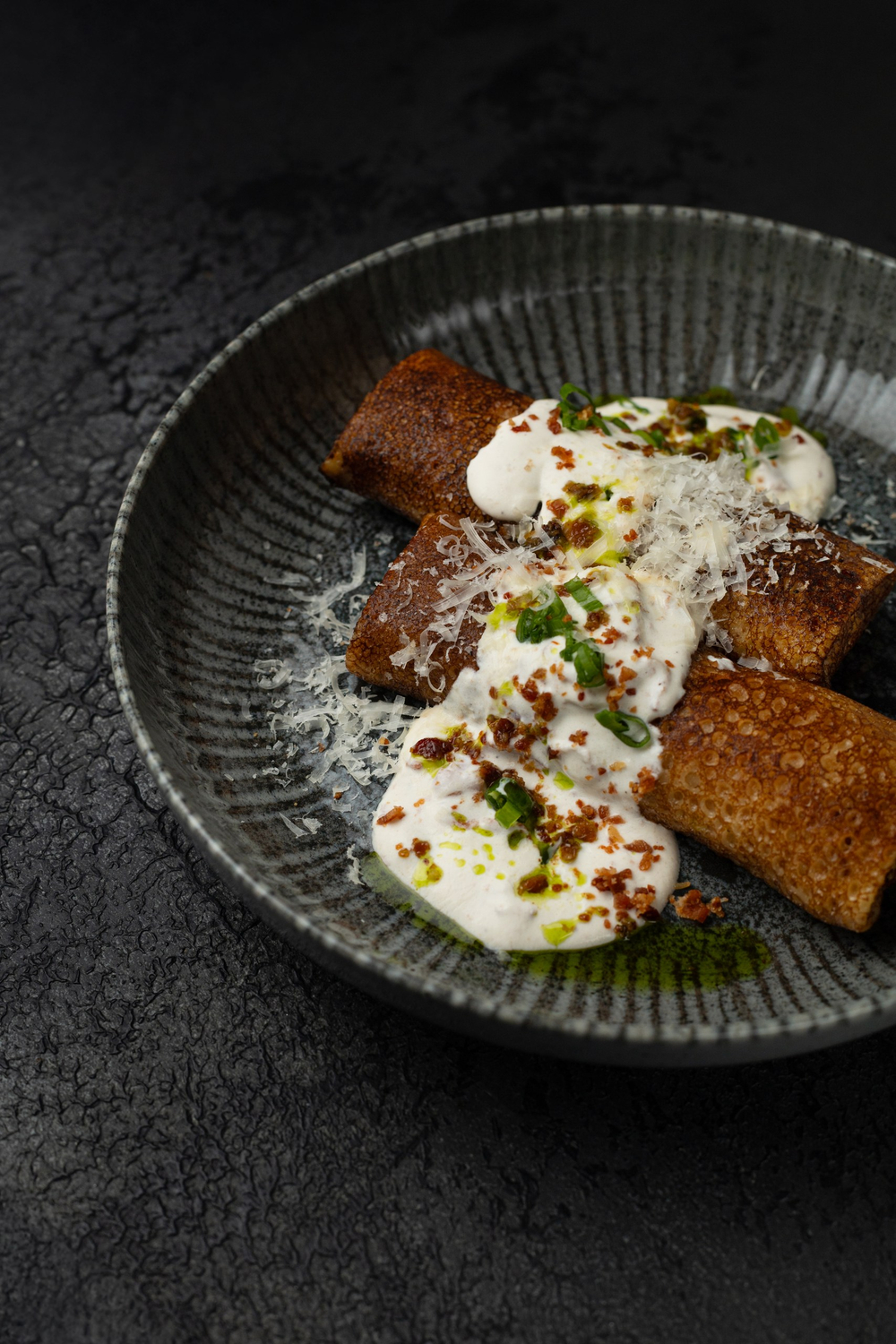 Блины с курицей и соусом карбонара