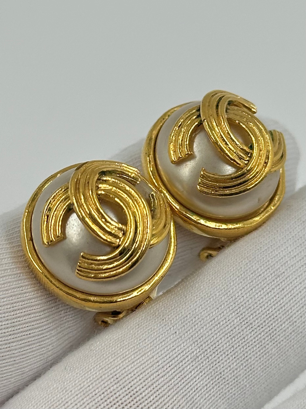 Клипсы Chanel с «жемчугом» и лого