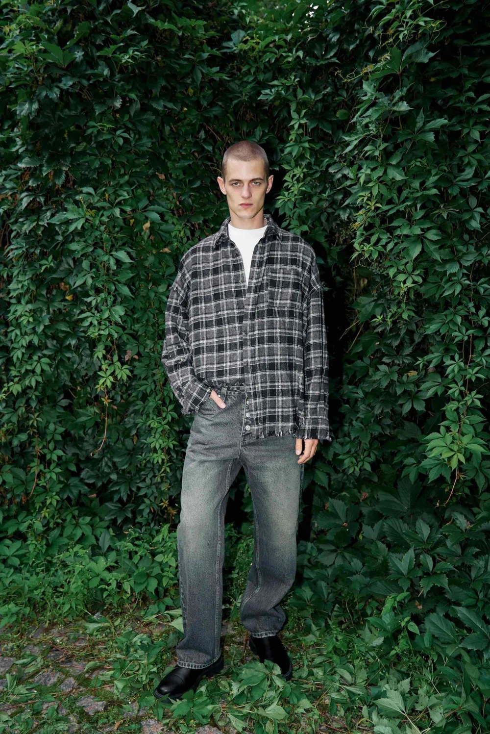 Рубашка в клетку с необработанным краем серо-черная