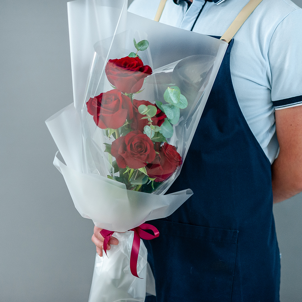 Букет из 5 роз Эквадор с эвкалиптом