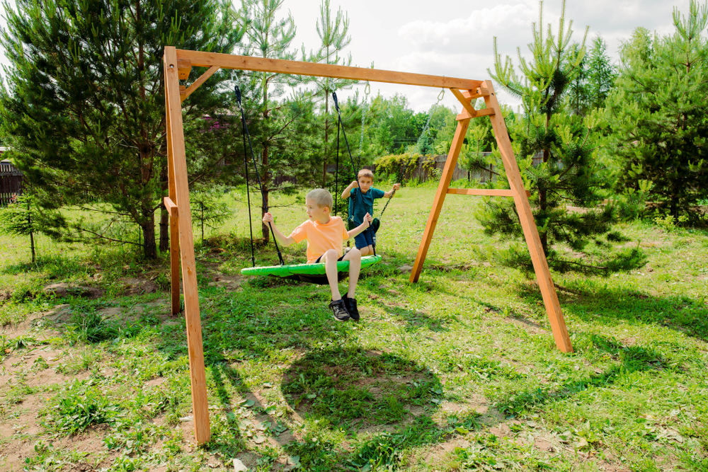 Деревянные качели с гипкими качелями и качелями гнездо Свиби