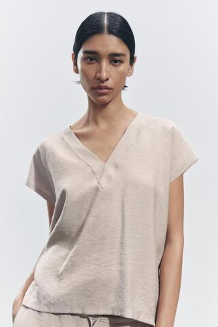ZARA СТРУЯЩИЙСЯ ТОП С V-ОБРАЗНЫМ ВЫРЕЗОМ — ZW COLLECTION, ПЕСОЧНЫЙ