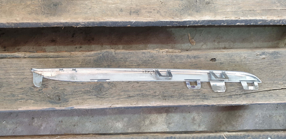 Молдинг решетки радиатора Mercedes C (W205) 14-18 Б/У Оригинал A2058880173