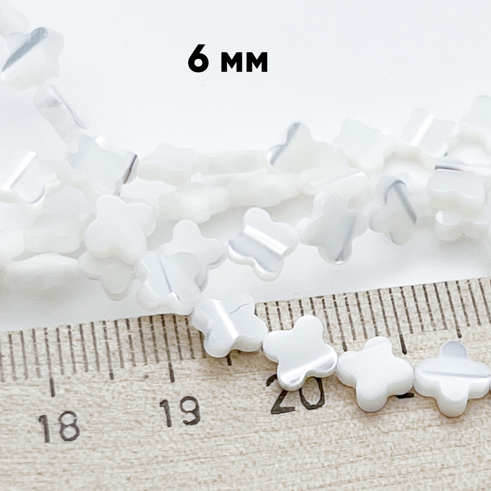 Перламутр Клевер, размер около 6 мм, цена за 30-31 шт (1/2 нити)