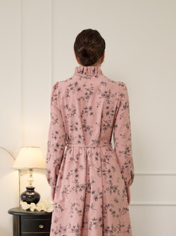 Платье с воротником стойкой