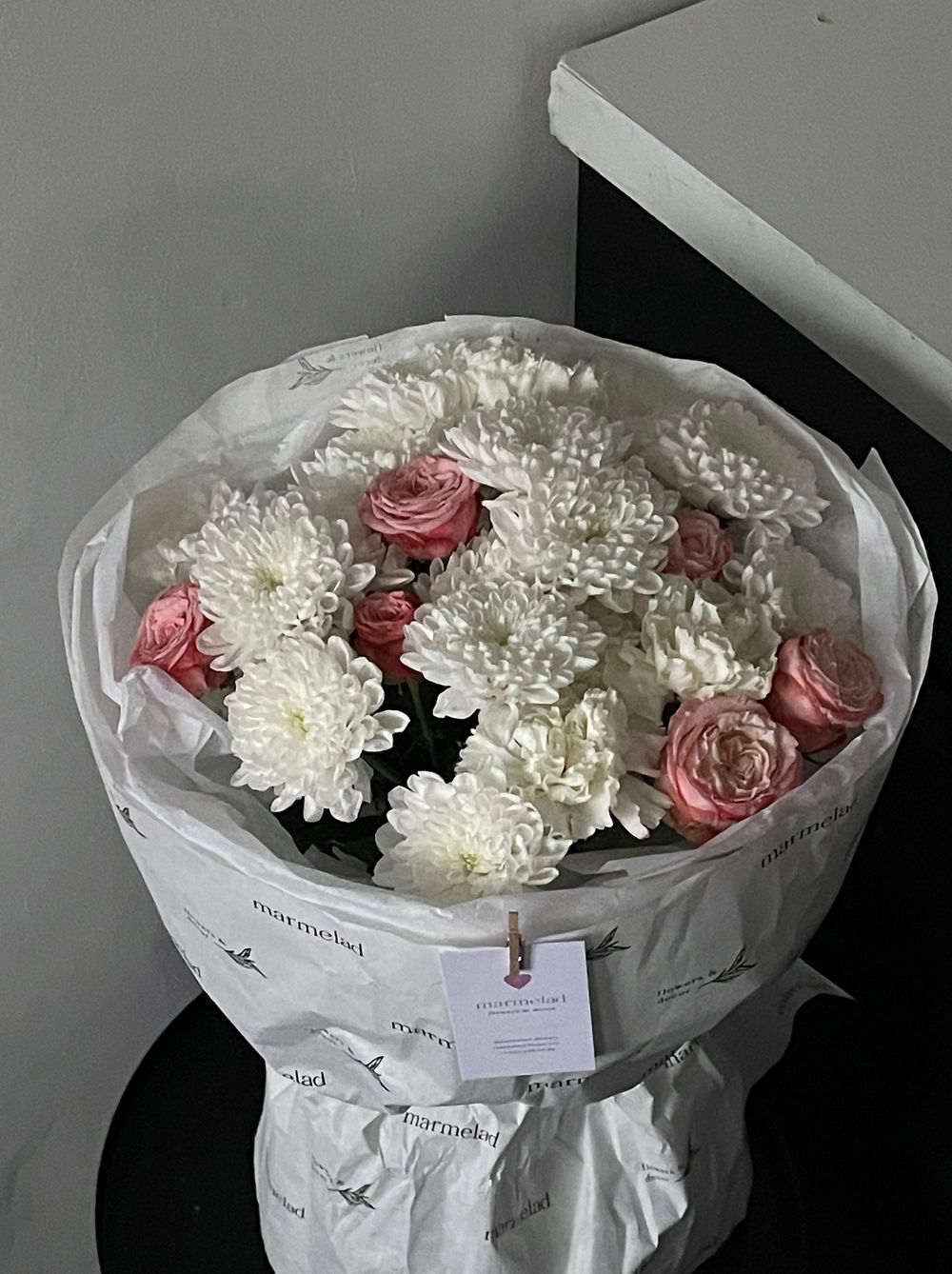 Авторский букет из хризантемы и кустовой розы