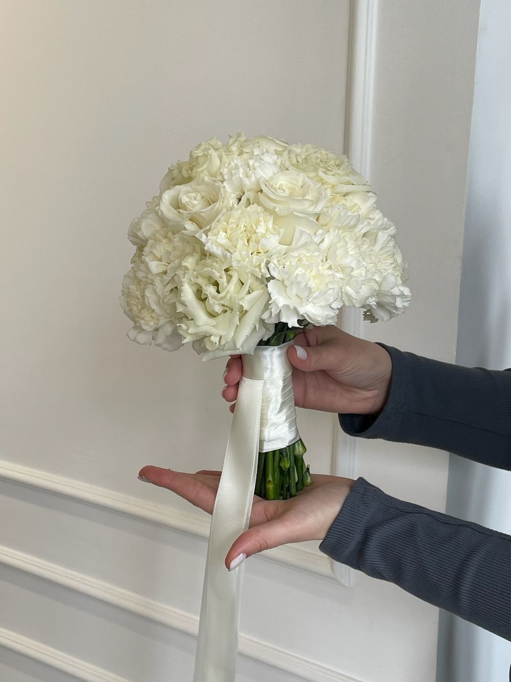 Свадебный букет из диантусов, одноголовых роз и лизиантуса