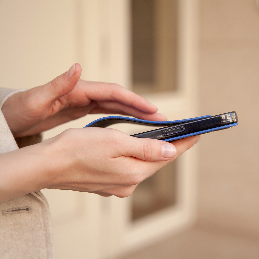 Чехол для iPhone 15 Pro из кожи сафьяно, ярко синего цвета