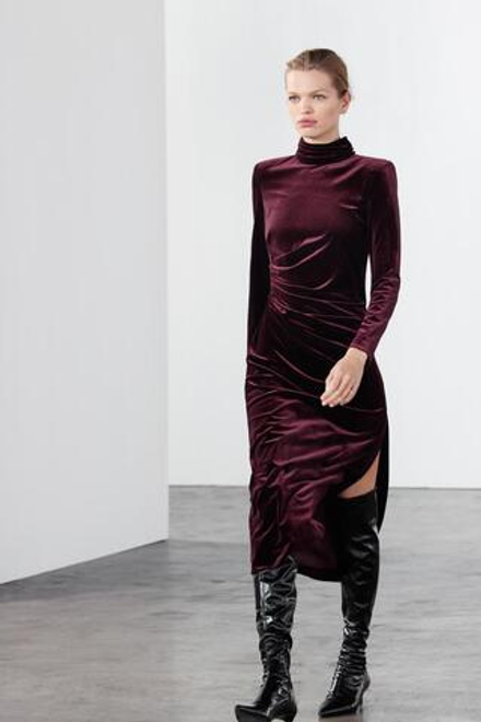 ZARA БАРХАТНОЕ ПЛАТЬЕ ИЗ КОЛЛЕКЦИИ ZW СО СБОРКОЙ, ЦАЕТ БУРГУНДСКОГО ВИНА