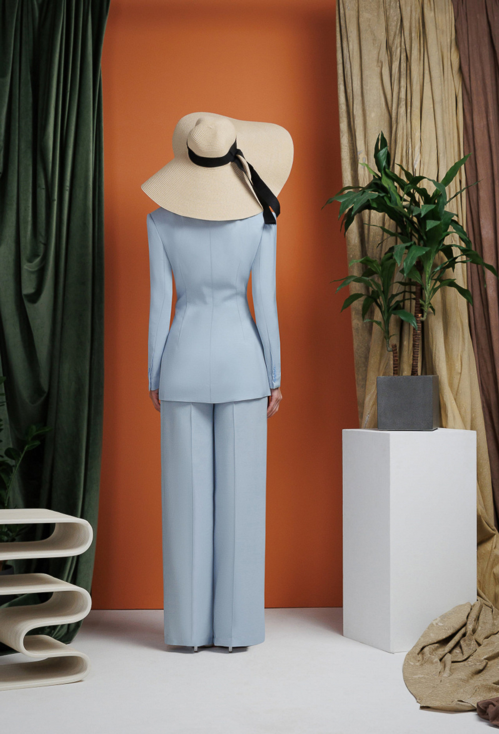 Брючный костюм с поясом голубой 14-02-25 SS