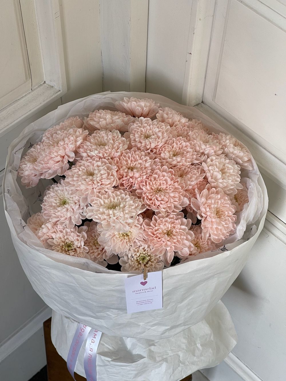 Авторский букет из хризантемы в персиковом оттенке