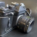 №1 Фотоаппарат "Зенит-ЕТ" с объективом "Гелиос 44-2 2/58" в оригинальном кофре, металл, стекло, пластик, кожа, Белорусское оптико-механическое объединение (БелОМО), СССР, 1982-1995 гг.