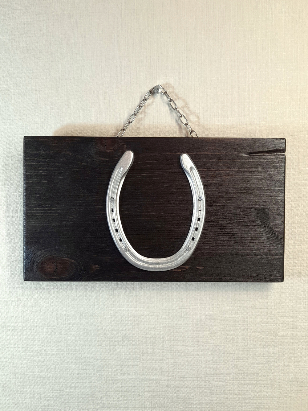 Подкова-сувенир «серебро» на черном, с цепочкой. Панно на стену