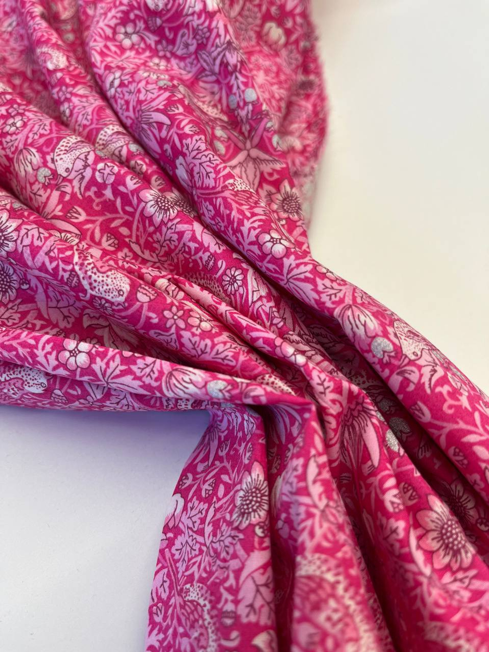 Хлопок Liberty ярко-розовый с птицами и ягодами Tana Lawn™ Cotton - Classic Collection