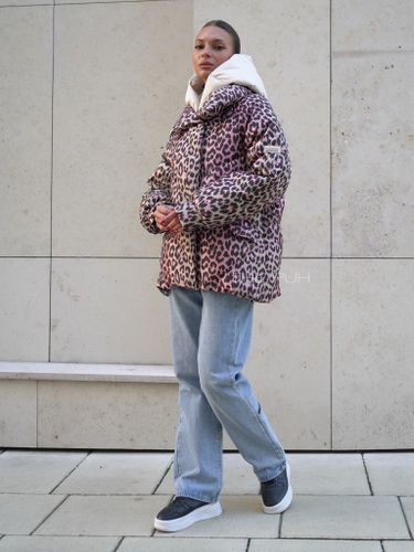 Жаккардовый розовый пуховик с леопардовым принтом