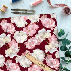 Ткань барби живые цветы на бордовом фоне