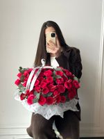 Цветочная корзина из розовых кустовых роз и эвкалипта размер M