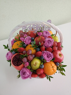 Фруктовая корзина с фруктами и цветами