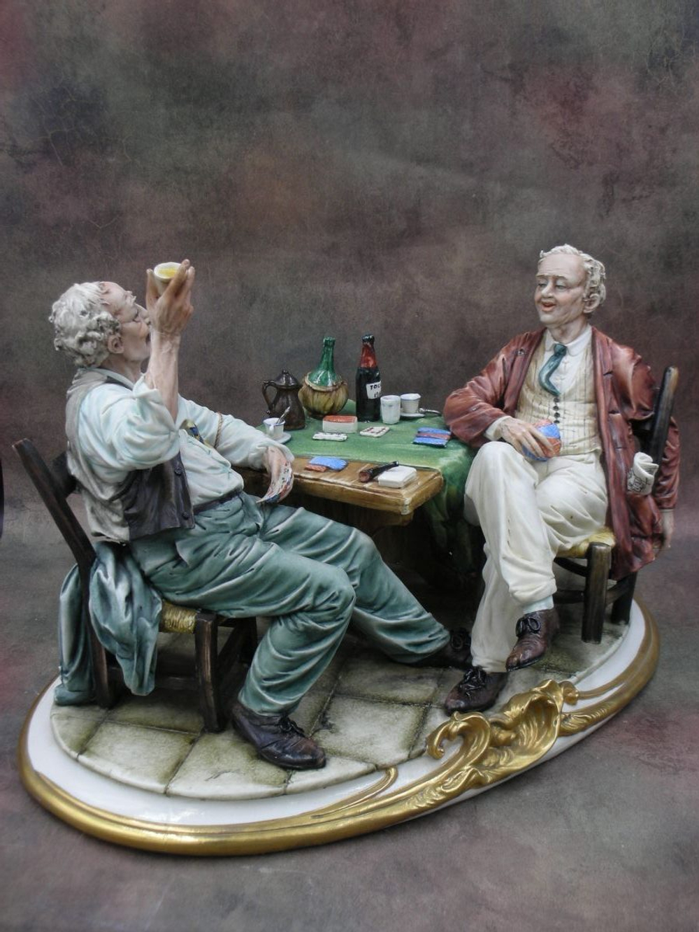 Статуэтка. Фарфор. Задушевный разговор за карточной игрой. Capodimonte. Италия