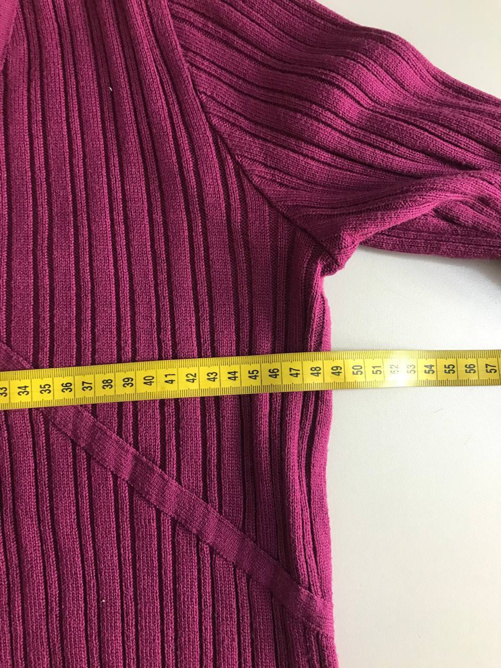 Джемпер приятного цвета, тонкий, визуально на 46 размер