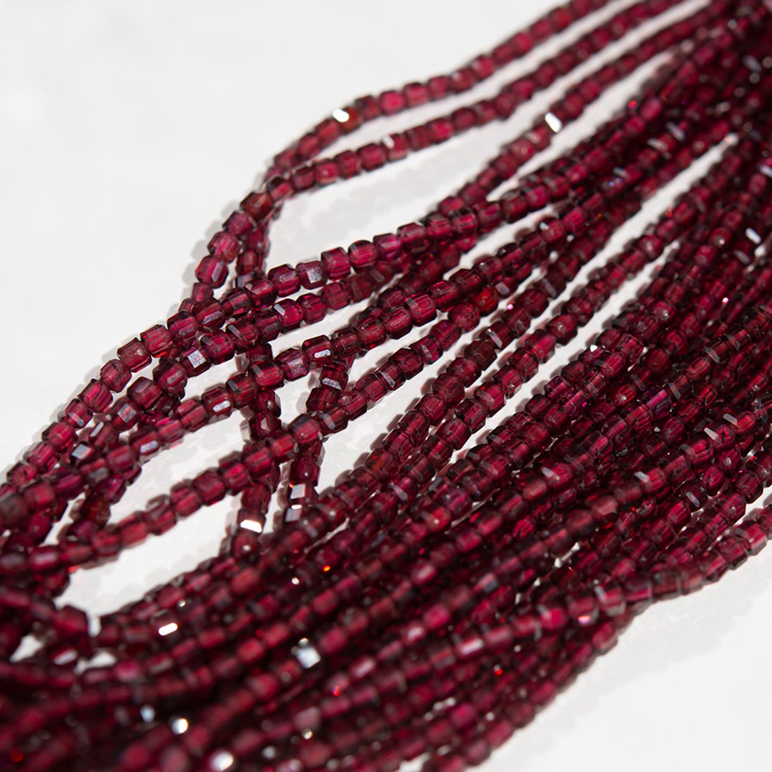 Гранат Пироп натуральный, 2,1мм, кубик, микроогранка