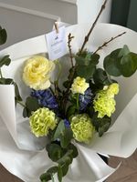 Букет сборный гиацинтов, ранункулюса, эвкалипта и диантусов