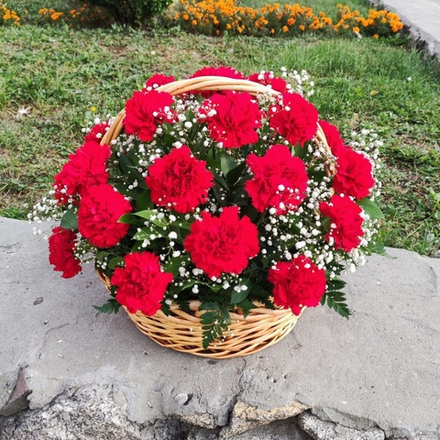 Корзина с красными гвоздиками