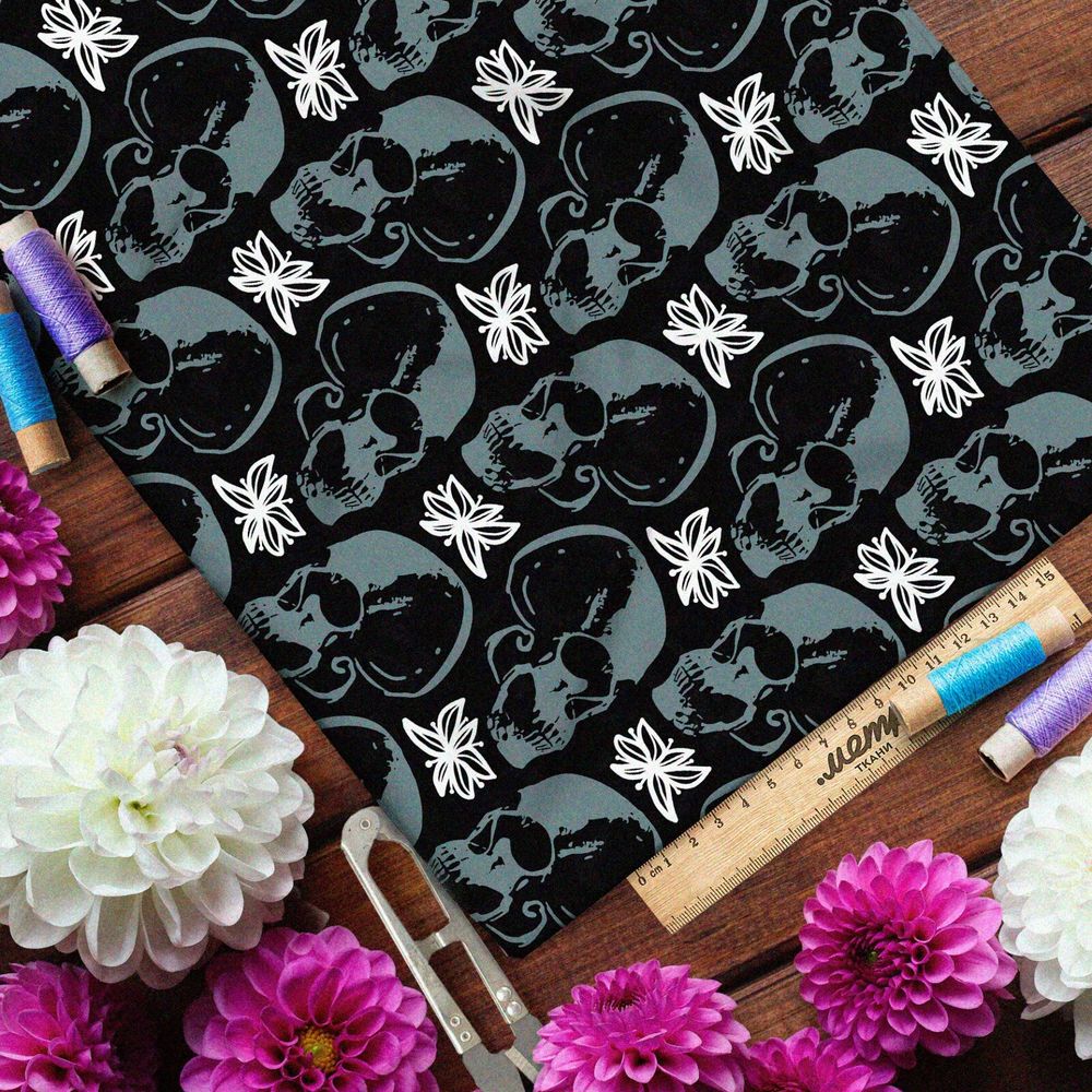 Ткань атлас зелёные черепа и белые цветы