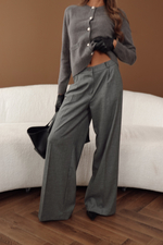 Брюки с защипами прямого кроя