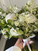 Свадебный букет из пионов, оксипеталума, ромашки, лизиантуса и эвкалипта
