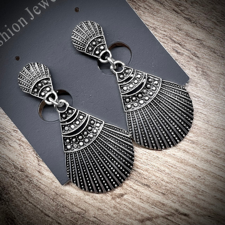 Клипсы Bohemia Чеканка форма капля лепесток узор лучики точки металл античный серебристый