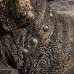 Садовая скульптура Сэр Ватсон в костюме