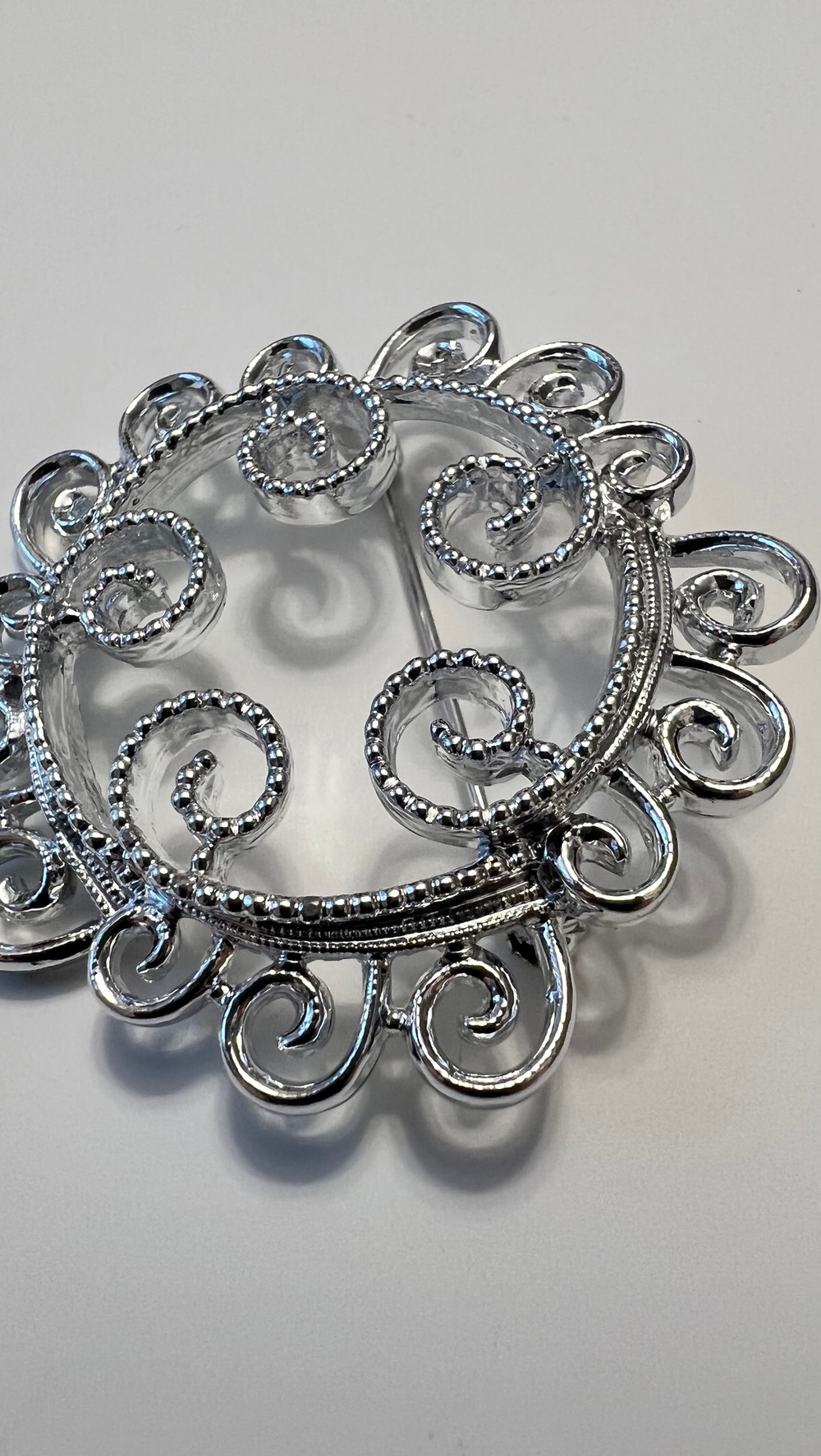 Ажурная брошь Silvery Mist Sarah Cov