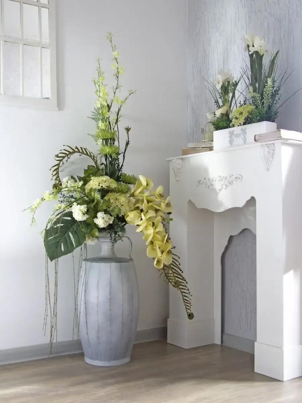 Композиция в напольной вазе "Орхидея"