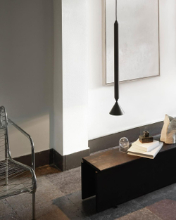 Современный лаконичный светильник с вытянутой чёрной формой.