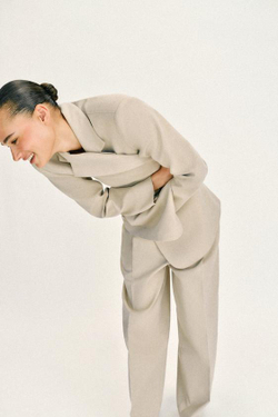 ZARA БРЮКИ ПРЯМОГО КРОЯ С ЗАЩИПАМИ, СВЕТЛО-БЕЖЕВЫЙ