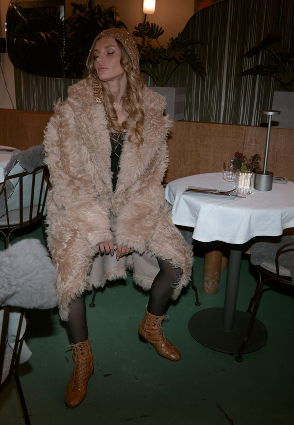 Чепчик бежевый с пайетками