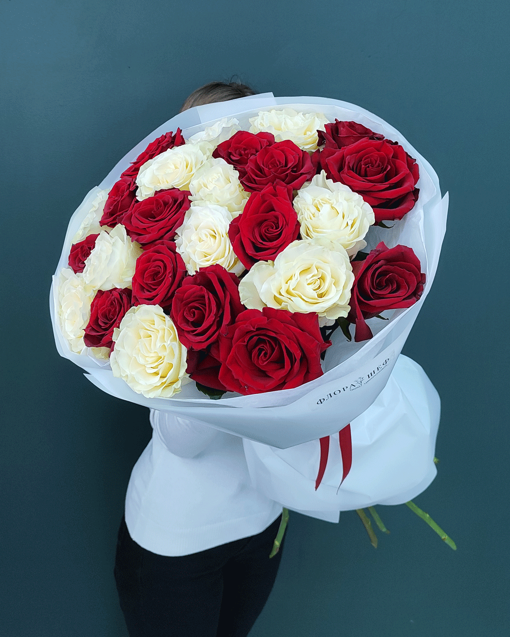 Красные и белые розы,25шт(00433)