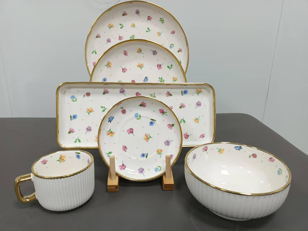 Сервиз с цветочным орнаментом на 6 персон