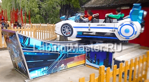 Аттракцион-качеля «Летающая белая машина»