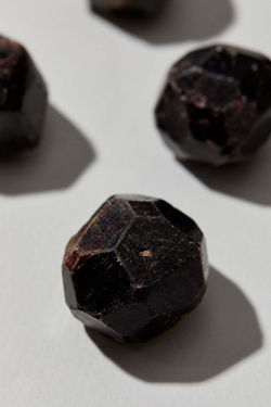 Альмандин (гранат) природный полированный