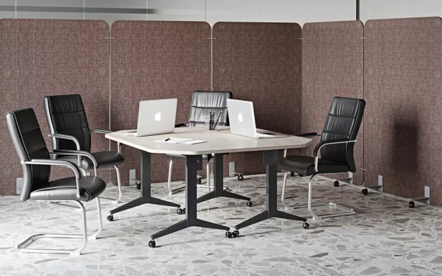 Складные мобильные столы для работы и совещаний: плюсы и минусы.