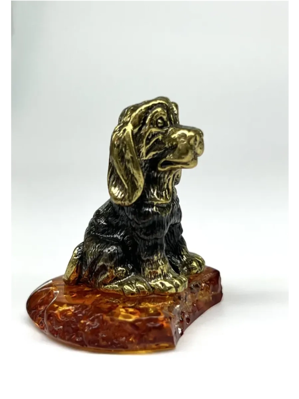 Бронзовая статуэтка на янтаре