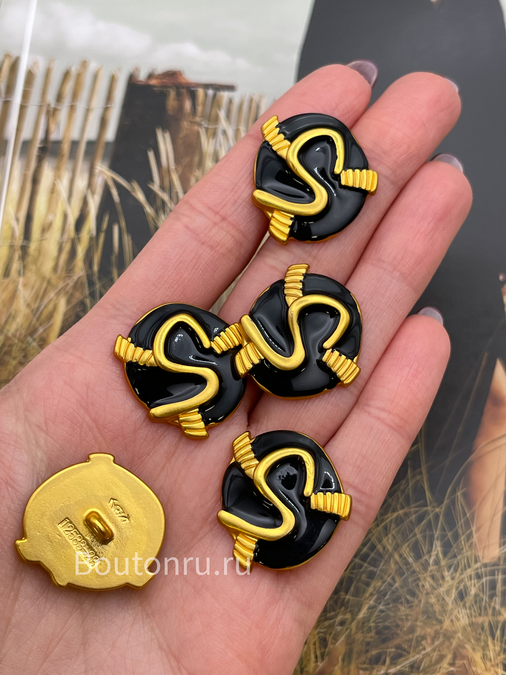 Пуговицы Скиапар. золотистые с черной эмалью змейка "S"