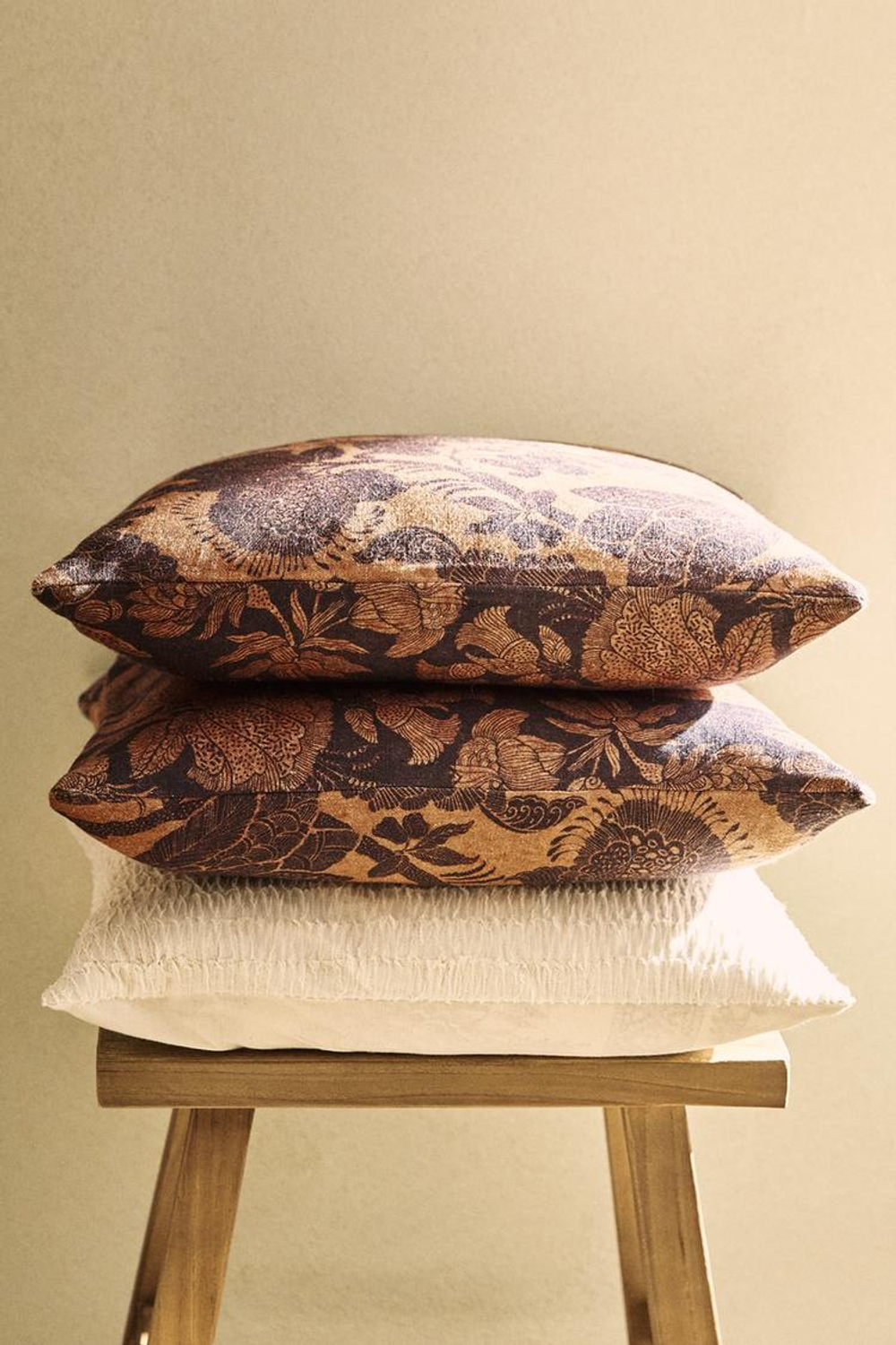 ZARA HOME ЧЕХОЛ ДЛЯ ДЕКОРАТИВНОЙ ПОДУШКИ С ЦВЕТОЧНЫМ ПРИНТОМ, ЦВЕТ БУРГУНДСКОГО ВИНА