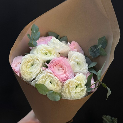 Монобукет из ранункулюсов с весточками эвкалипта в крафтовой упаковке