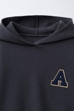 ZARA СВИТЕР С НАШИВКОЙ-БУКВОЙ, СЕРО-СИНИЙ